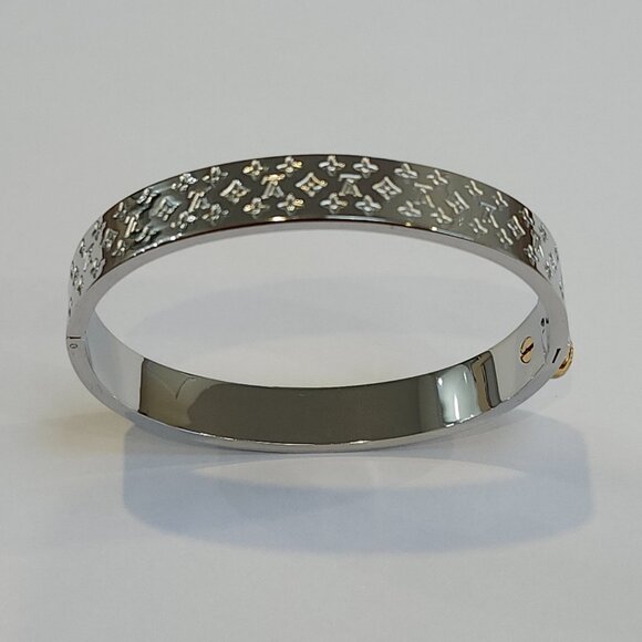 Monogramed Top Label Inspired Silver Colored Clasp Bracelet That Opens Wide NWOT - Picture 4 of 7